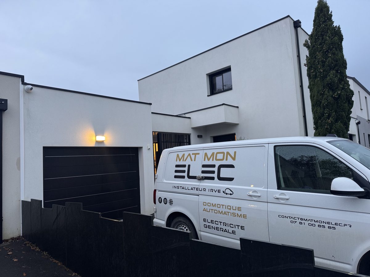 Camion MAT MON ELEC devant le chantier